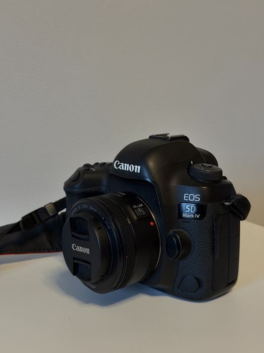 Камера Canon 5D Mark IV з об'єктивом Canon EF 50mm f/1.8.