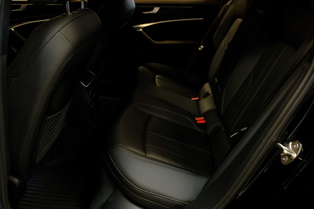 Audi A6 2021 чорна