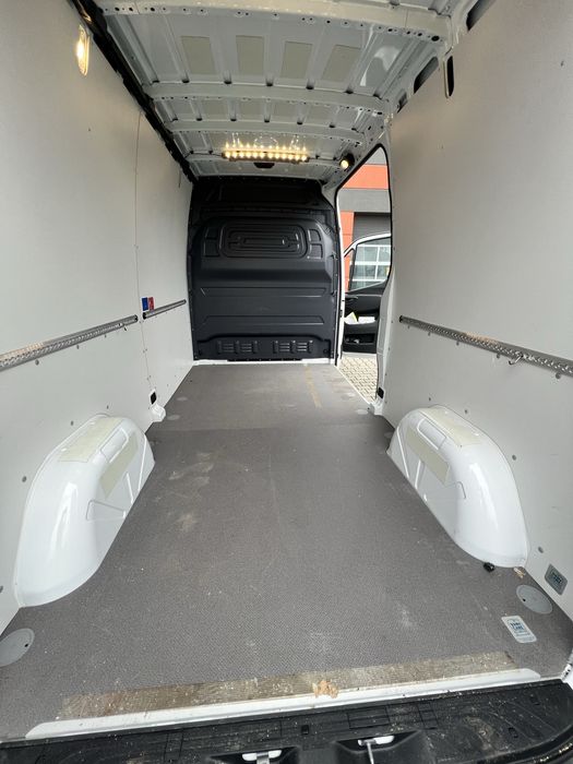 Zabudowa fabryczna Mercedes Sprinter L2H2 – sklejki, nadkola, listwy..