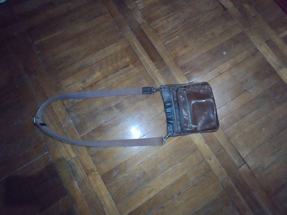 Мужская кожаная сумка, старая но удобная для использования.