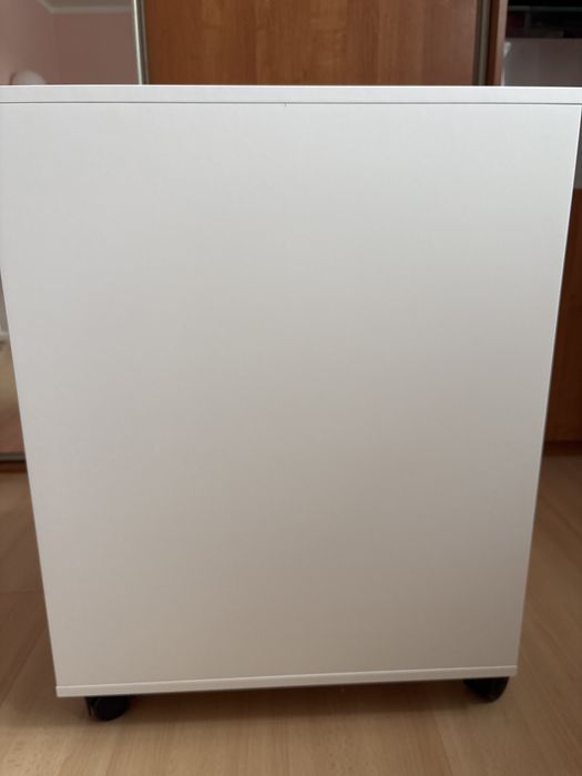 Biała szafka na kółkach