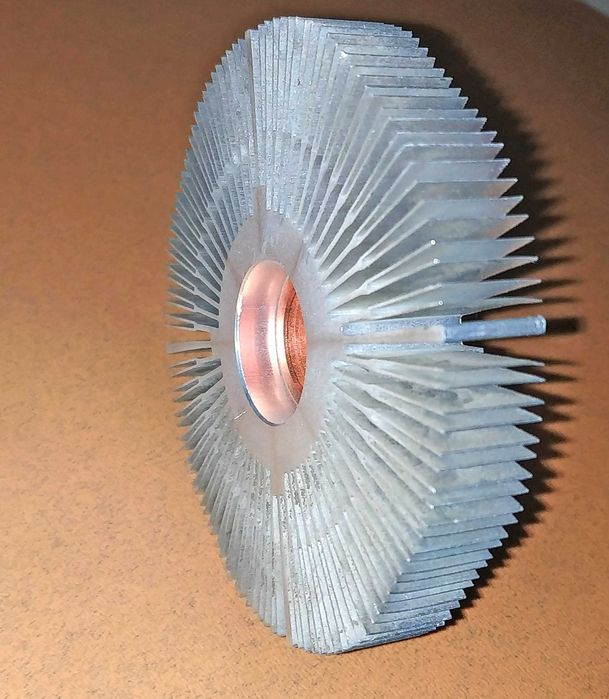 Кулер Intel и радиатор с медным пятаком.