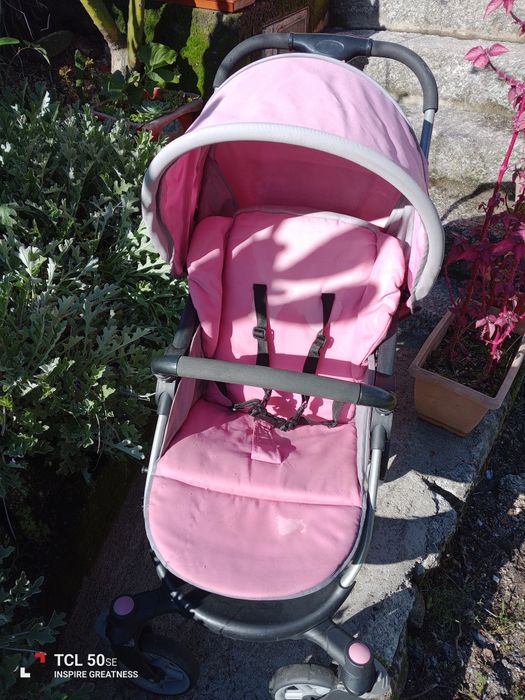 Carrinho de bebê em estado razoável com tudo a funcionar na perfeição.