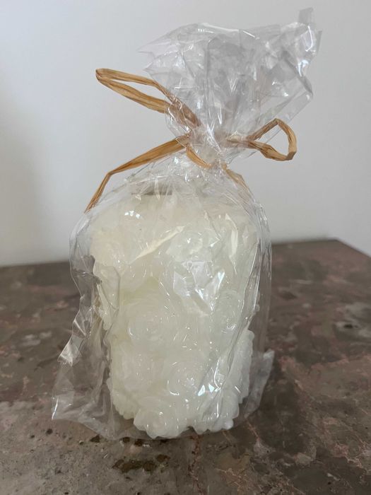 Vela com relevo em rosas