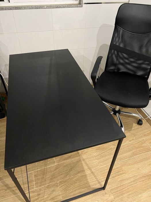 Mesa de escritório + cadeira + aquecedor