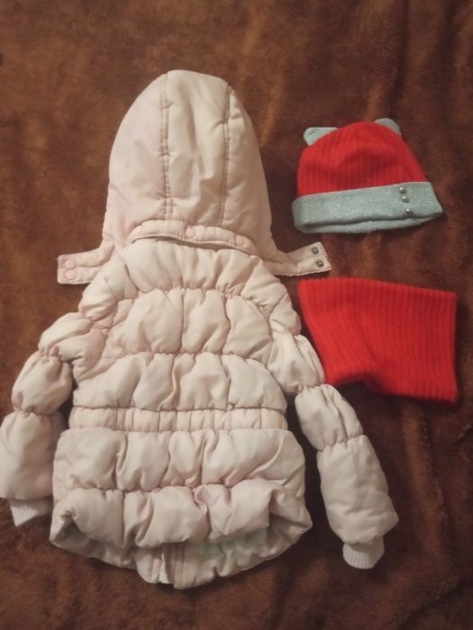 Курточка для дівчинки і шапочка в подарунок.