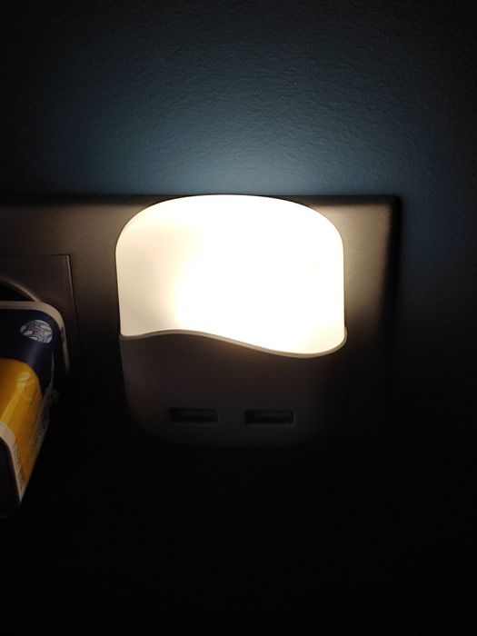 Зарядний пристрій (адаптер) з лампочкою