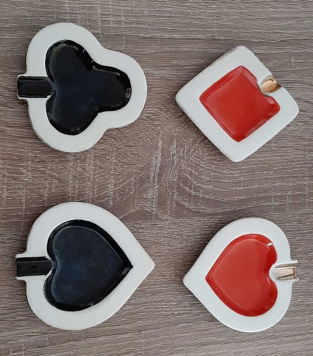 Conjunto cinzeiros em forma de naipe de cartas