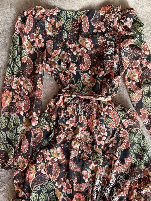 Стильна сукня з квітковим принтом