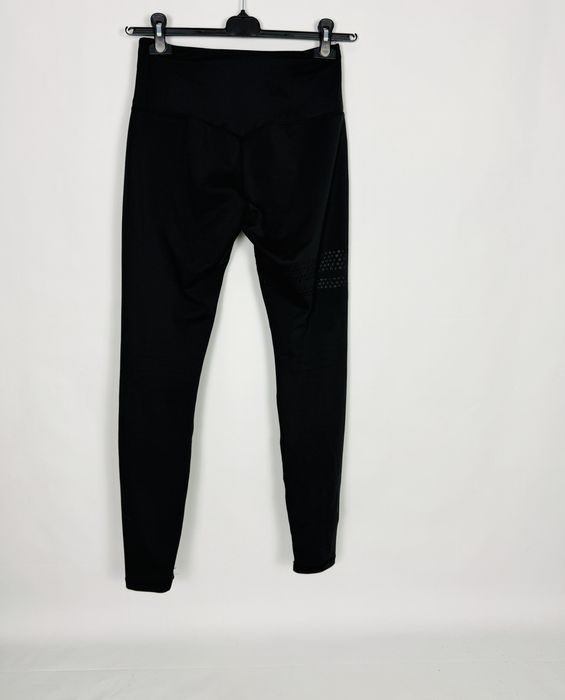 Czarne legginsy sportowe z perforacją M 38