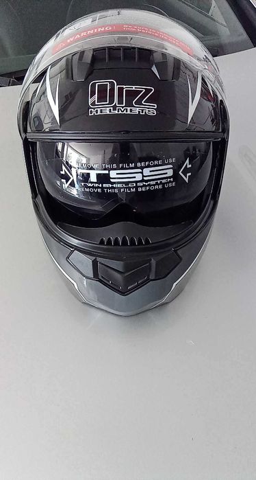 Capacete Modular Novo com oculos e saco.