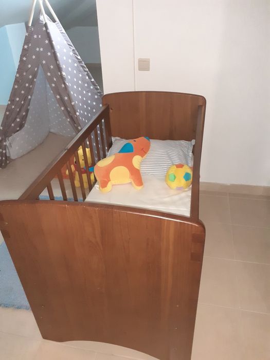Berço de grades em madeira maciça, com colchão incluído