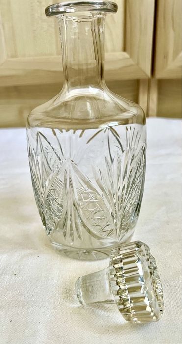 Кришталеві стакани, чарки, графін, попільничка, ріг