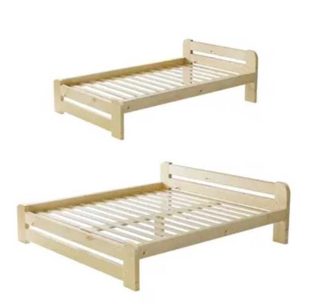 Drewniane łóżko w kolorze naturalnym lub bielone