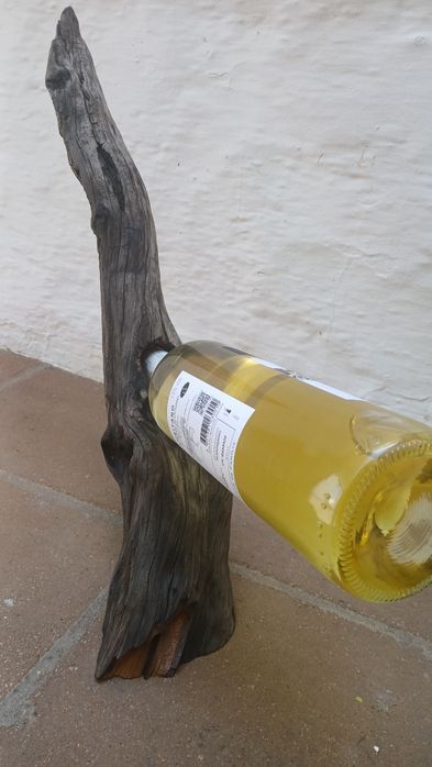 Suporte flutuante para garrafas de vinho.