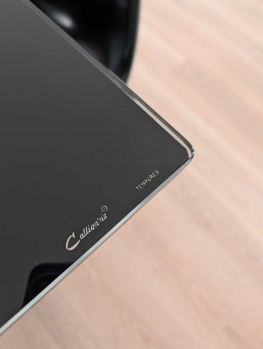 Mesa de jantar Calligaris elegante com tampo de vidro preto e seis cadeiras