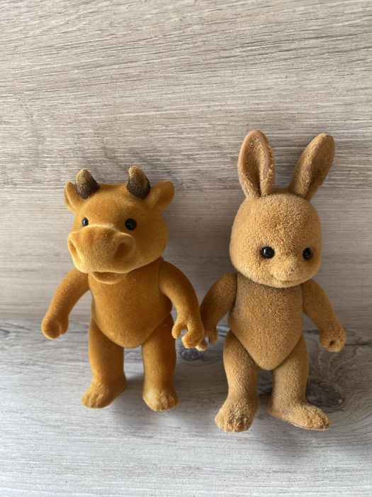 Dwie małe figurki w stylu retro