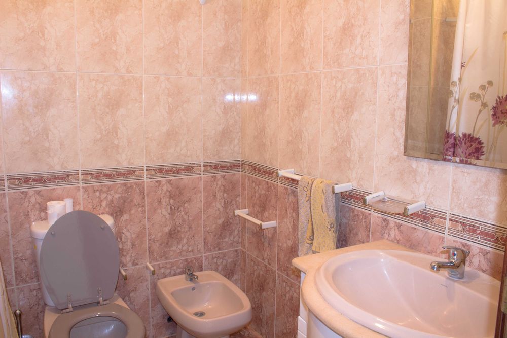 Quarto espaçoso próximo Centro Comercial Alegro