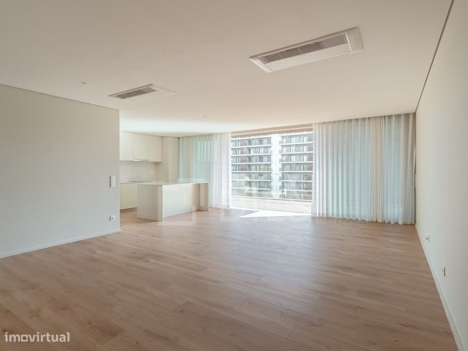 Apartamento T3 com terraços e estacionamento, em Miraflores