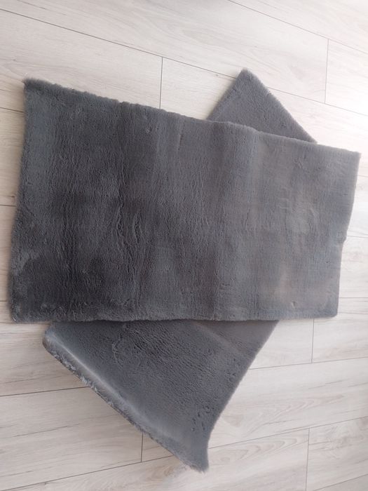 Dwa szare dywaniki 60 x 115