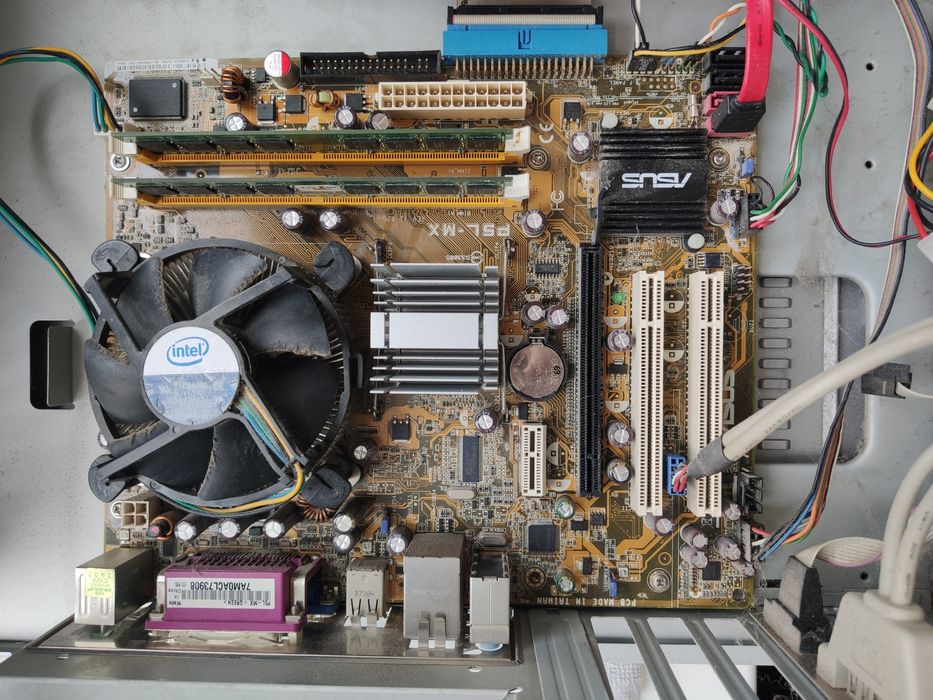 Материнська плата.