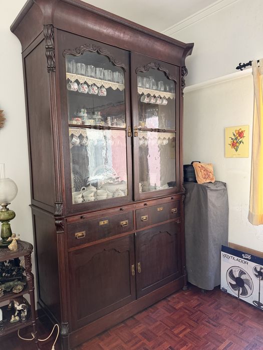 Louceiro Antigo em Madeira Maciça com Cristaleira