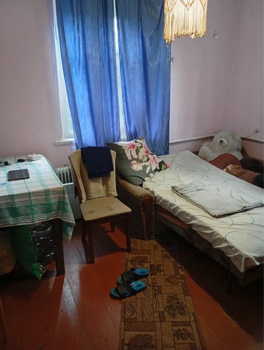 Здається дві окремі кімнати в приватному будинку.
