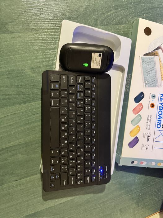 Безпроводная (Bluetooth) клавиатура и мышка.