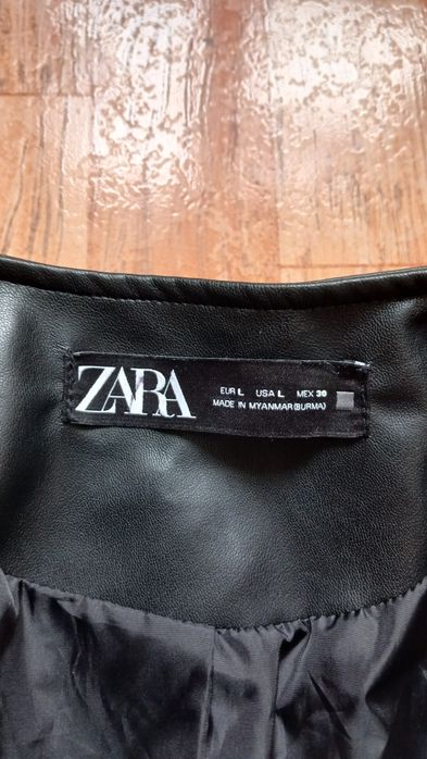 Стильна чорна жіноча куртка Zara зі штучної шкіри