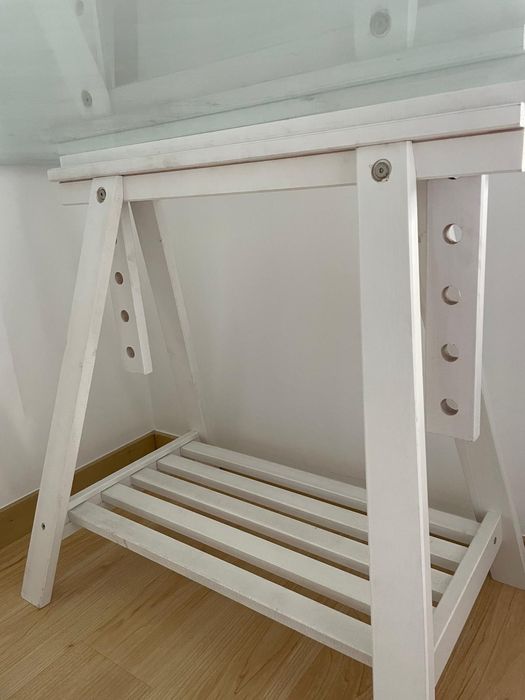 Mesa de vidro com cavaletes