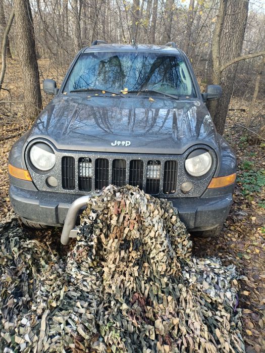 Продам Jeep Liberty 2,8 CRD дизель 2006 року,нова зимава гума турецька 235/70 R16 два тижні тому тільки поставив,нові чохли,2 місці тому робили генератор,паливна вся зроблена,ГРМ , помпу  міняв в тому році ,ходова зроблена,коробка автомат,працює добре,роздатка і мости теж без нарікань,всі блокіровки працюють,по електриці все чітко
В мене він майже 2 роки,їде бодро,масло не бере,4к тому міняв масла/фільтра,реально багато чого зроблено по машині
Продаю бо купив іншого Cheroki 
Машина щас їздить кожного дня,бо Cheroki на ремонті)
Машина на фонді,продаж по техпаспорту 
Реальному покупцю торг