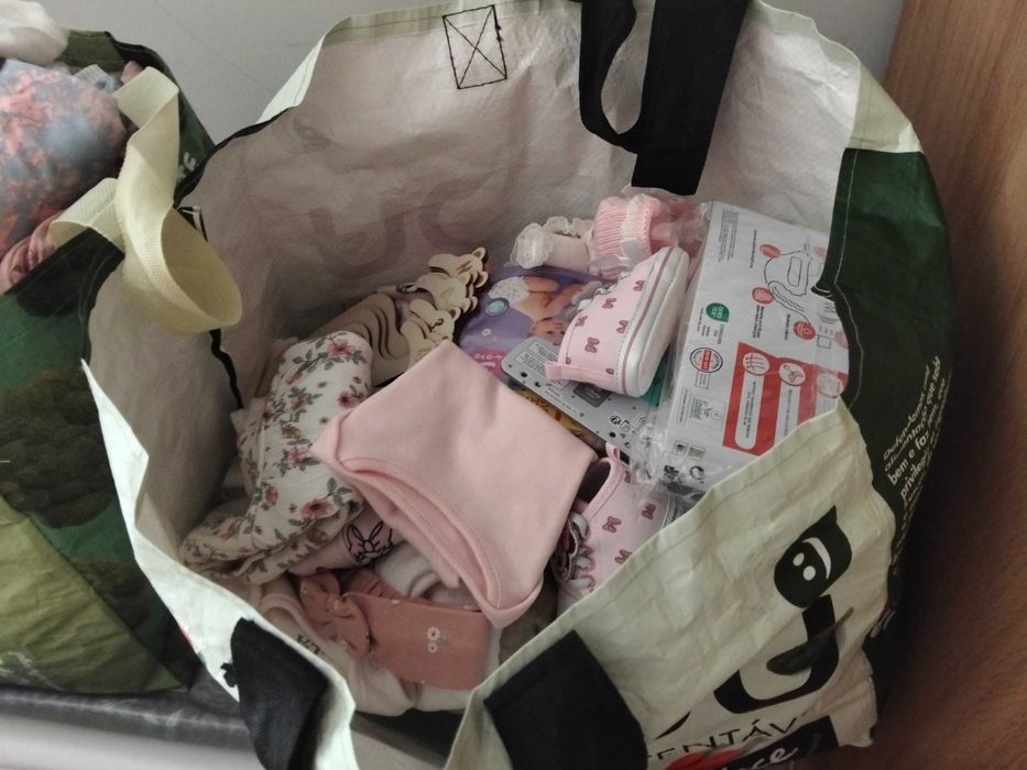 Roupa de bebe com oferta de fraldas e cremes