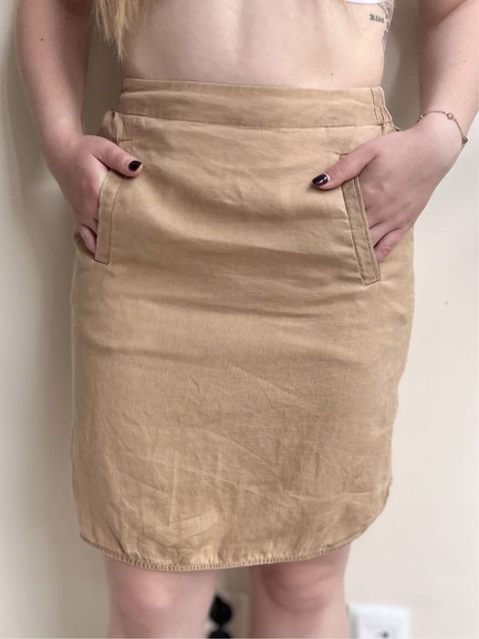 Beżowa lniana spódnica przed kolano z kieszeniami na gumce