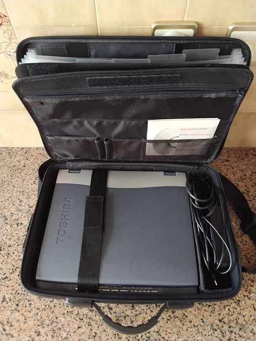 Computador portátil Toshiba antigo coleção casa quarto apartamento