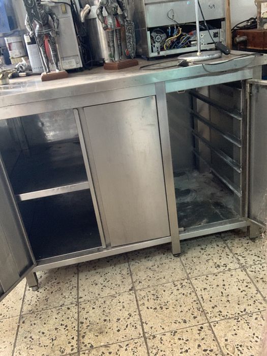 Closed counter with swing doors64584347242881122