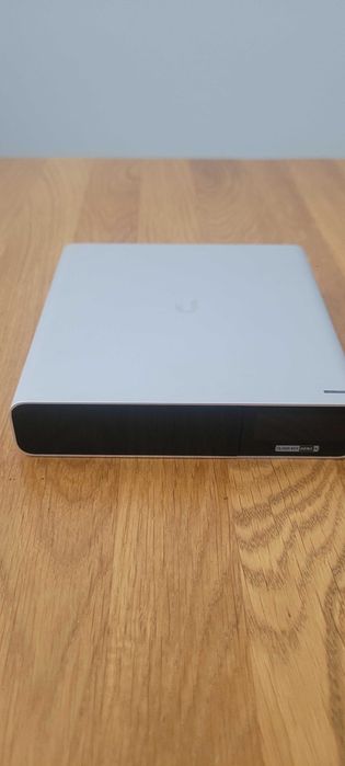 Sprzedam Ubiquiti UniFi Controller Cloud Key G2 Plus (kontroler AP) - dysk 1TB