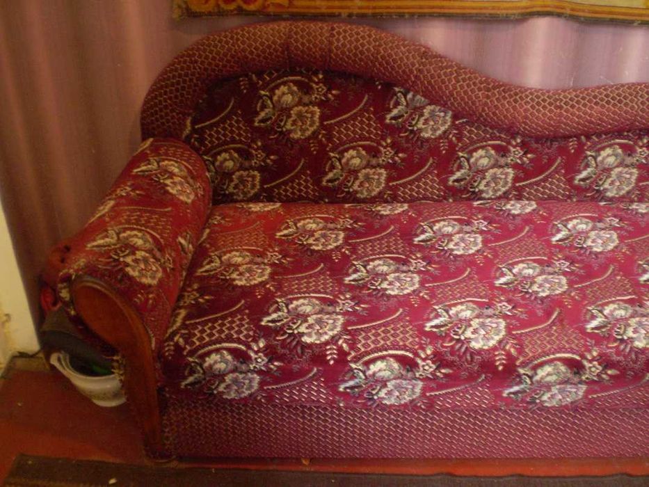 Диван старинный красный в стиле французского барокко рококо с подушкам