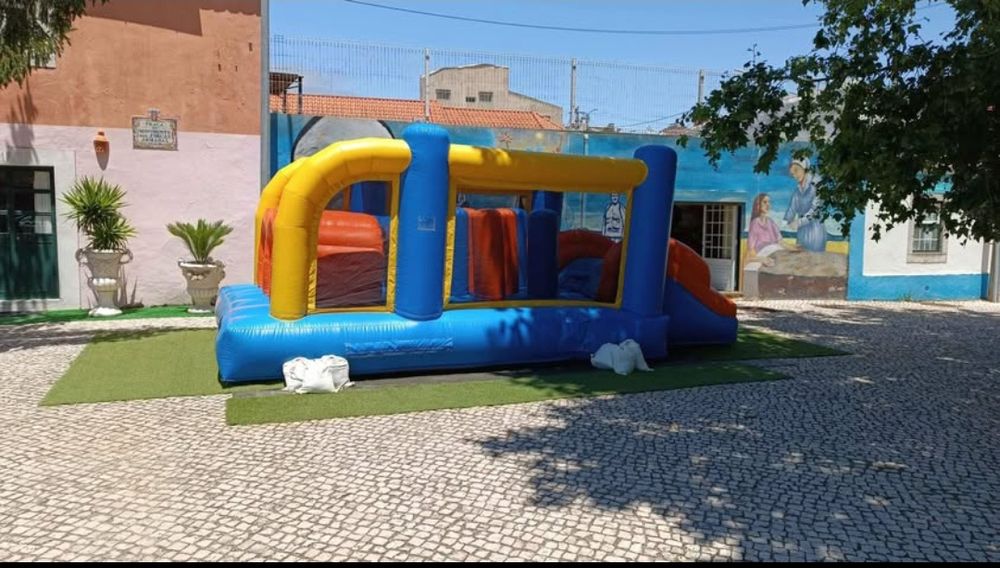 Insuflável + máquina de pipocas