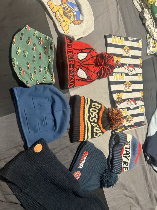 Zestaw czapek i kominów