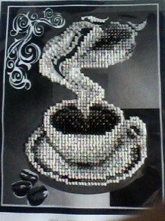 вышитая бисером картина. чашка кофе на чёрном фоне.