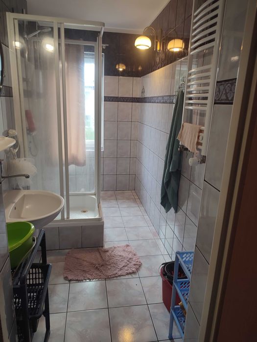 wynajmę pokoje oddzielne piętro , dwie łazienki , kuchnia