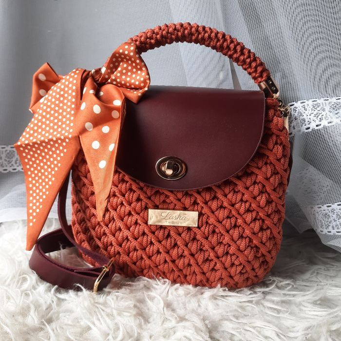 Torebka kuferek handmade ceglana ruda kokarda jesienna regulowany pase