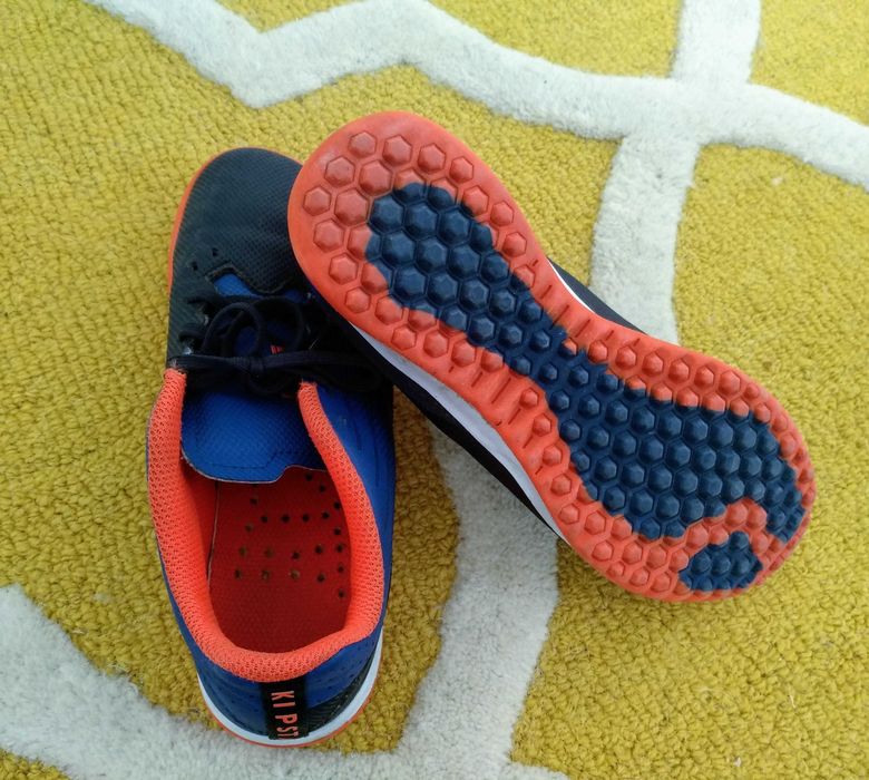 Chuteiras Kipsta, Agility 500, tamanho 35, terreno duro