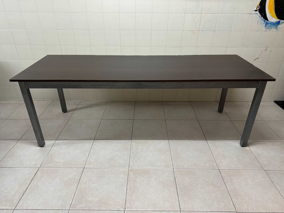 Mesa com Armação em Ferro Lacado Cinza e Tampo em Madeira (MDF)