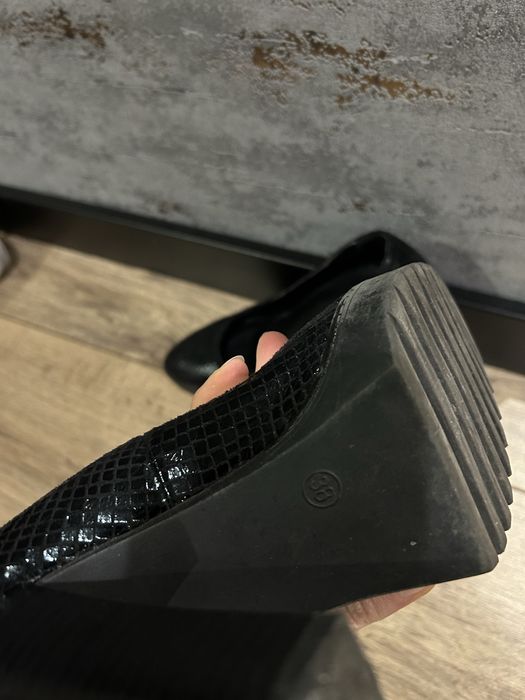 Klasyczne, czarne buty na obcasie