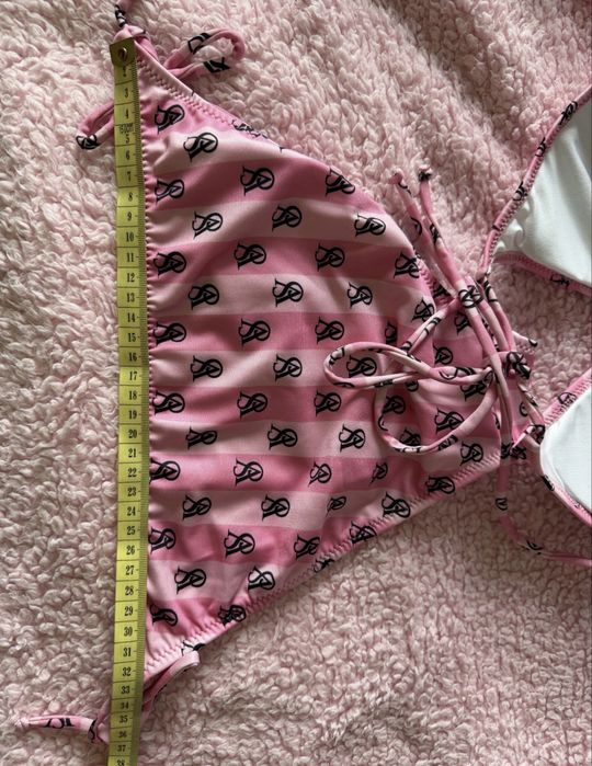 Bikini we wzór vs różowe w paski dwuczęściowe