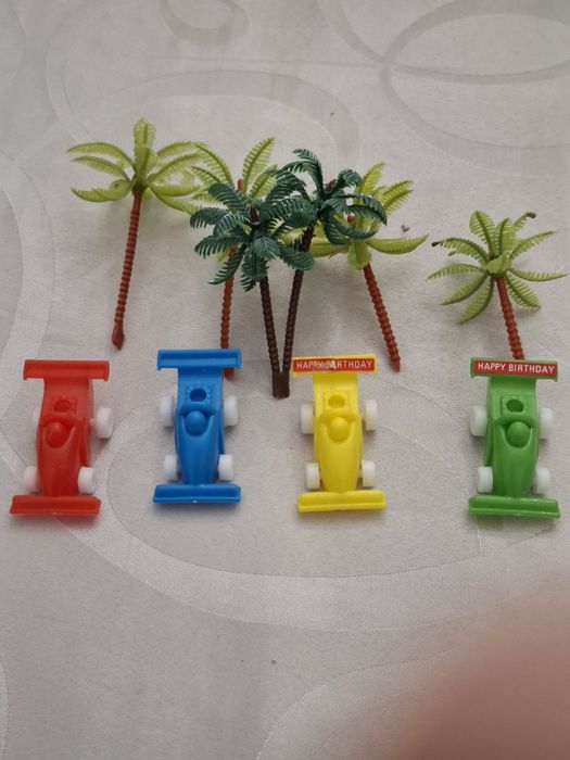 Miniaturas para bolo de aniversário com 4 carrinhos e 5 palmeiras