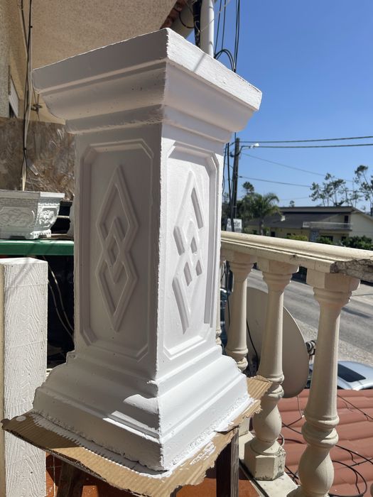 Vasos e pilar para decoração de jardim