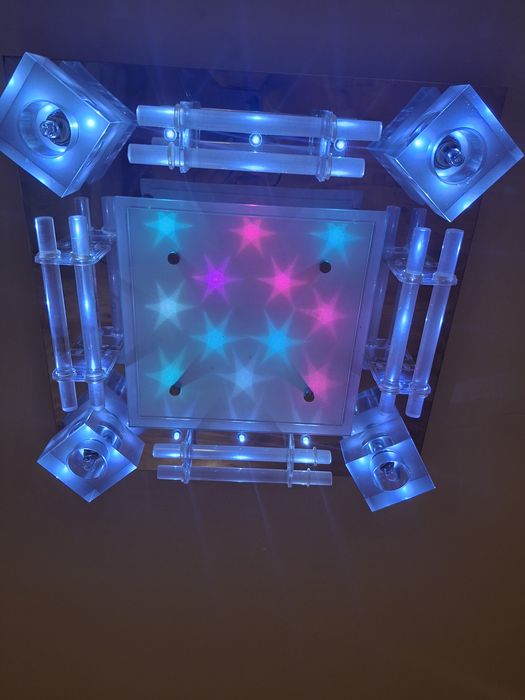 Żyrandol świeci naprzemiennie szklany