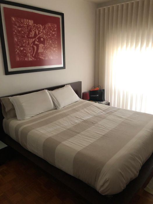 Cama de Casal e Duas Mesinhas Cabeceira em Madeira Maciça de Wengue